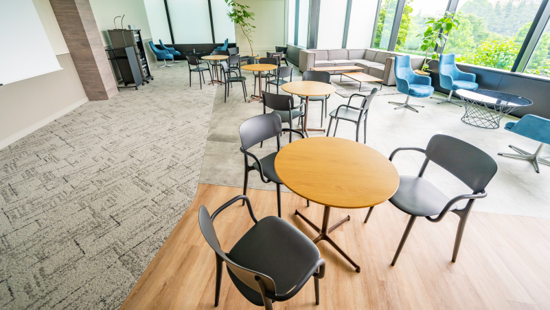 エントランスにラウンジ機能を持たせたオフィスデザインの設計ポイント