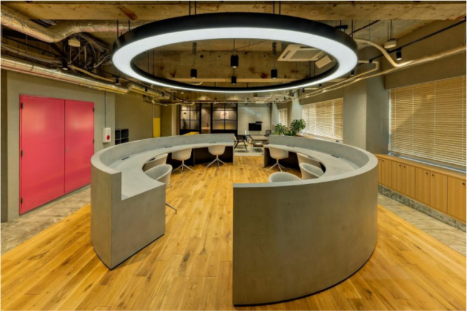 内装デザインに応じた特注家具を導入した当社の施工事例 目黒区オフィス