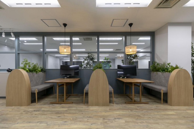 内装デザインに応じた特注家具を導入した当社の施工事例 港区田町オフィス