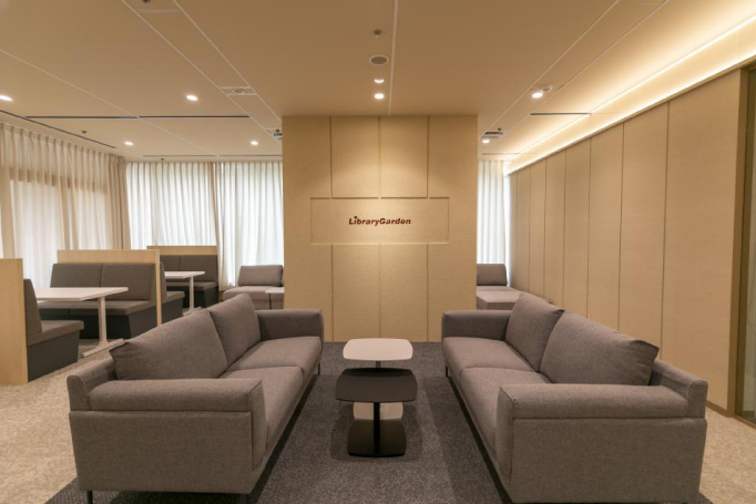 内装デザインに応じた規制家具を取り入れた当社の施工事例 品川区大崎オフィス